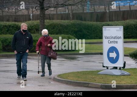Manchester, Royaume-Uni, 11 janvier 2021. Les membres du public arrivent dans un centre de vaccination à Manchester, tandis que les tests de masse nationaux commencent dans 5 centres dans tout le pays, face au coronavirus, Manchester, Royaume-Uni. Banque D'Images
