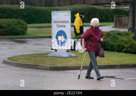 Manchester, Royaume-Uni, 11 janvier 2021. Les membres du public arrivent dans un centre de vaccination à Manchester, tandis que les tests de masse nationaux commencent dans 5 centres dans tout le pays, face au coronavirus, Manchester, Royaume-Uni. Banque D'Images