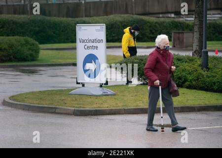 Manchester, Royaume-Uni, 11 janvier 2021. Les membres du public arrivent dans un centre de vaccination à Manchester, tandis que les tests de masse nationaux commencent dans 5 centres dans tout le pays, face au coronavirus, Manchester, Royaume-Uni. Banque D'Images