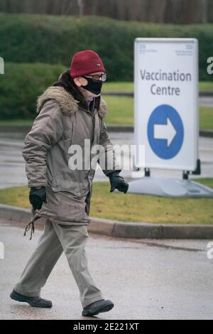 Manchester, Royaume-Uni, 11 janvier 2021. Les membres du public arrivent dans un centre de vaccination à Manchester, tandis que les tests de masse nationaux commencent dans 5 centres dans tout le pays, face au coronavirus, Manchester, Royaume-Uni. Banque D'Images