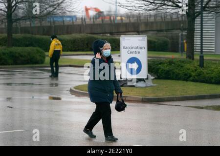 Manchester, Royaume-Uni, 11 janvier 2021. Les membres du public arrivent dans un centre de vaccination à Manchester, tandis que les tests de masse nationaux commencent dans 5 centres dans tout le pays, face au coronavirus, Manchester, Royaume-Uni. Banque D'Images