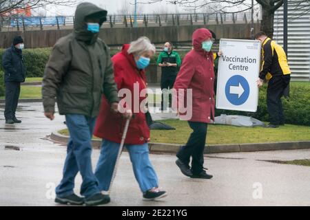 Manchester, Royaume-Uni, 11 janvier 2021. Les membres du public arrivent dans un centre de vaccination à Manchester, tandis que les tests de masse nationaux commencent dans 5 centres dans tout le pays, face au coronavirus, Manchester, Royaume-Uni. Banque D'Images