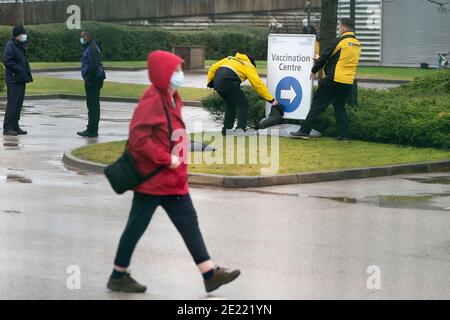 Manchester, Royaume-Uni, 11 janvier 2021. Les membres du public arrivent dans un centre de vaccination à Manchester, tandis que les tests de masse nationaux commencent dans 5 centres dans tout le pays, face au coronavirus, Manchester, Royaume-Uni. Banque D'Images