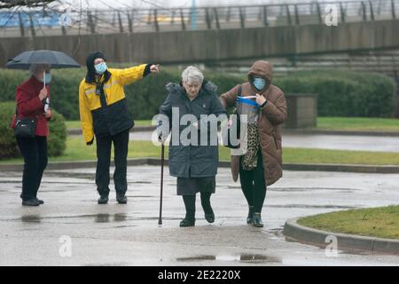 Manchester, Royaume-Uni, 11 janvier 2021. Les membres du public arrivent dans un centre de vaccination à Manchester, tandis que les tests de masse nationaux commencent dans 5 centres dans tout le pays, face au coronavirus, Manchester, Royaume-Uni. Banque D'Images