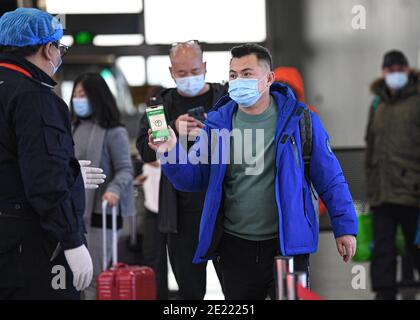 (210111) -- HAIKOU, 11 janvier 2021 (Xinhua) -- un passager entrant présente un dossier de voyage vérifié à son arrivée à l'aéroport international Meilan de Haikou, capitale de la province de Hainan, dans le sud de la Chine, le 11 janvier 2021. De plus en plus de gens affluent vers Hainan pour échapper au temps froid alors que la température de l'air a chuté de façon spectaculaire dans la plupart des régions de la Chine au cours des derniers jours. Des mesures intensifiées de prévention et de contrôle de la pandémie, y compris le contrôle de la température corporelle et la confirmation des renseignements sur les passagers, ont été adoptées dans les aéroports et les ports maritimes de Haikou. (Xinhua/pu Xiaoxu) Banque D'Images