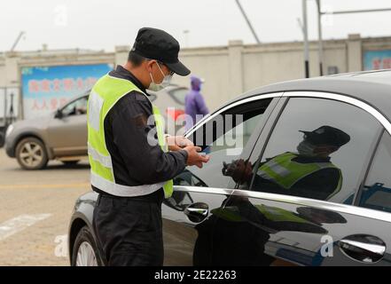 (210111) -- HAIKOU, le 11 janvier 2021 (Xinhua) -- UN agent de sécurité enregistre les informations touristiques entrantes au port de Xinhai à Haikou, capitale de la province de Hainan, au sud de la Chine, le 11 janvier 2021. De plus en plus de gens affluent vers Hainan pour échapper au temps froid alors que la température de l'air a chuté de façon spectaculaire dans la plupart des régions de la Chine au cours des derniers jours. Des mesures intensifiées de prévention et de contrôle de la pandémie, y compris le contrôle de la température corporelle et la confirmation des renseignements sur les passagers, ont été adoptées dans les aéroports et les ports maritimes de Haikou. (Xinhua/Zhou Jiayi) Banque D'Images