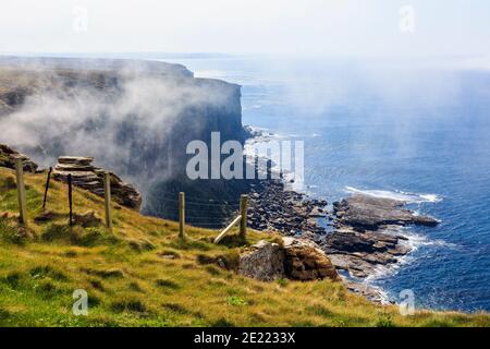 Dunnet Head se trouve dans la brume marine, au point le plus septentrional de la Grande-Bretagne continentale. Dunnet, Caithness, Écosse, Royaume-Uni, Grande-Bretagne Banque D'Images