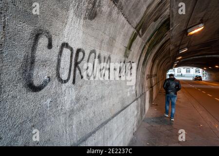 Offenbach, Allemagne. 11 janvier 2021. Le mot « lie » (r) peint par pulvérisation est écrit à côté du mot « Corona » (l) sur le mur d'un passage inférieur de chemin de fer d'Offenbach. Credit: Frank Rumpenhorst/dpa/Alay Live News Banque D'Images