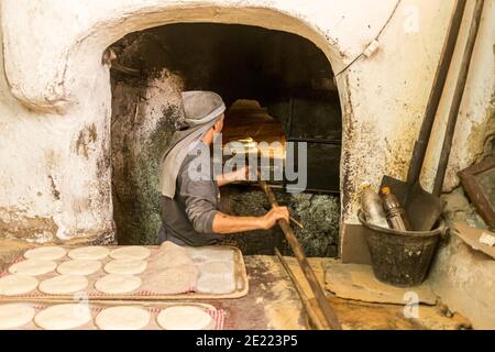 Baker boulangerie Maroc petits pains plats connus sous le nom de khobz. Chaque quartier de la médina dispose d'un four à pain commun. Banque D'Images