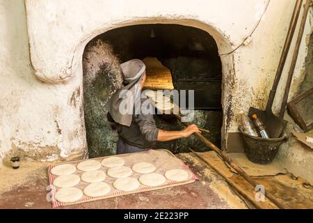 Baker boulangerie Maroc petits pains plats connus sous le nom de khobz. Chaque quartier de la médina dispose d'un four à pain commun. Banque D'Images