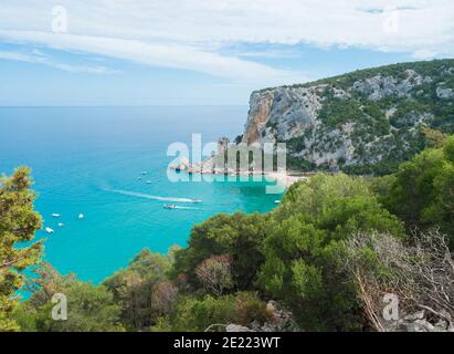 Vue aérienne de la plage de Cala Luna près de Cala Gonone, Golfe d'Orosei, île de Sardaigne, Italie. Plage de sable blanc avec pierre calcaire et bleu turquoise Banque D'Images