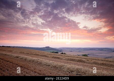 Coucher de soleil sur un champ récemment récolté près de Fovant dans la vallée de Nadder, Wiltshire. Banque D'Images