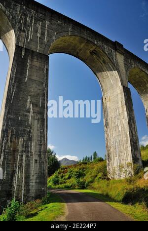 Viaduc de Glenfinnan qui transporte le West Highland Railway entre fort William et Mallaig. Banque D'Images