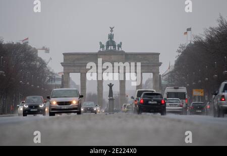 Berlin, Allemagne. 11 janvier 2021. Une voiture traverse le traîneau en face de la porte de Brandebourg. Credit: David Hutzler/dpa/Alay Live News Banque D'Images