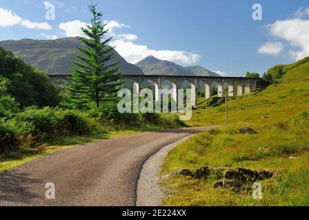 Viaduc de Glenfinnan qui transporte le West Highland Railway entre fort William et Mallaig. Banque D'Images