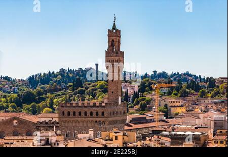 Superbe vue panoramique sur le centre historique de Florence avec un gros plan du célèbre Palazzo Vecchio avec la Tour Arnolfo, vu de... Banque D'Images