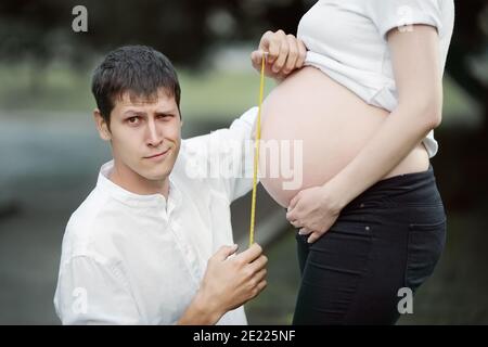Un jeune couple attendant la naissance d'un enfant. Banque D'Images