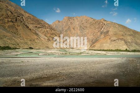 Spiti berge et vallée flanquée de hauts sommets et de ridgeline des montagnes de l'Himalaya sous le ciel bleu en été près de Kaza, Himachal Pradesh, Inde. Banque D'Images