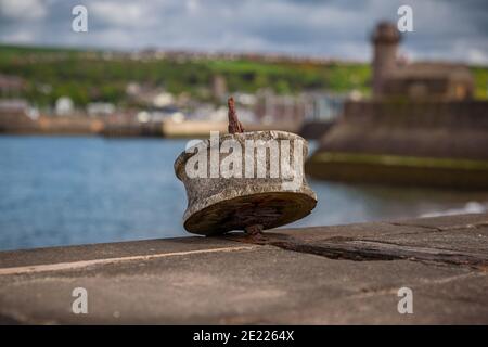 Un vieux bateau en bois se trouve sur le West Pier avec la Marina en arrière-plan flou, vu à Whitehaven, Cumbria, Angleterre, Royaume-Uni Banque D'Images