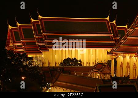 Vue aérienne stupéfiante de la salle d'ordination du temple de Wat Suthat Thepwararam à Bangkok la nuit, Thaïlande Banque D'Images