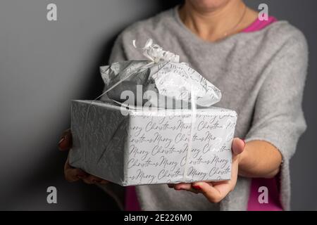 Femme tient des cadeaux emballés Banque D'Images
