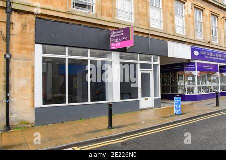 Yeovil, Somerset, Royaume-Uni. 11 janvier 2020. Une boutique fermée et vide dans le centre-ville de Yeovil dans le Somerset pendant le confinement de Covid-19. Crédit photo : Graham Hunt/Alamy Live News Banque D'Images