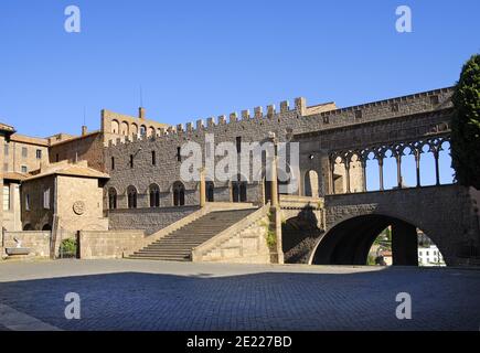 Viterbo, Latium, Italie. Piazza San Lorenzo. Palazzo dei Papi (13thC Palais papal) résidence officielle papale entre 1257-1281 Banque D'Images