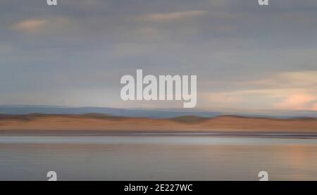 Mouvement intentionnel de la caméra, c'est-à-dire technique ICM paysage flou. Paisible, calme, vue sur l'estuaire. Banque D'Images