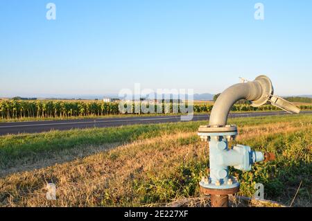 Pompe à eau pour le système d'irrigation agricole pour la culture du maïs. Banque D'Images