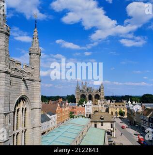 Vue aérienne de la cathédrale de Peterborough, de l'église Saint-Jean-Baptiste, de la place de la cathédrale et de la porte. Cambridgeshire, Angleterre, Royaume-Uni Banque D'Images