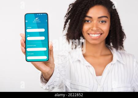 L'application de réservation de vol a été ouverte sur le smartphone dans Black Female Hand, Collage Banque D'Images