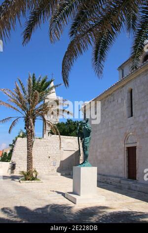 Palmier sur une rue vide dans la ville haute, ville de Rab, île de Rab Croatie. Banque D'Images