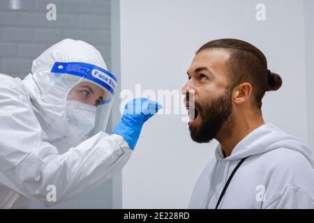 Cologne, Rhénanie-du-Nord-Westphalie, Allemagne - test rapide Covid au centre de tests Medicare, écouvillon de gorge sur écouvillon en coton - modèle sorti - Banque D'Images