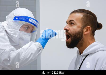 Cologne, Rhénanie-du-Nord-Westphalie, Allemagne - test rapide Covid au centre de tests Medicare, écouvillon de gorge sur écouvillon en coton - modèle sorti - Banque D'Images
