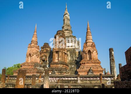 Sur les ruines antiques du temple bouddhiste de Wat Mahatnat. Parc historique de la ville de Sukhothai, Thaïlande Banque D'Images