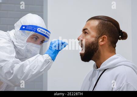 Cologne, Rhénanie-du-Nord-Westphalie, Allemagne - test rapide Covid au centre de tests Medicare, écouvillon de gorge sur écouvillon en coton - modèle sorti - Banque D'Images