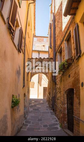 Une ruelle dans la ville médiévale historique de Montepulciano dans la province de Sienne, Toscane, Italie Banque D'Images