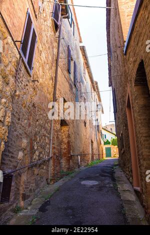 Une ruelle dans la ville médiévale historique de Montepulciano dans la province de Sienne, Toscane, Italie Banque D'Images