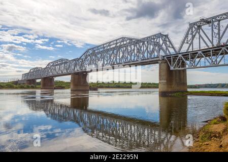 Pont ferroviaire au-dessus de la rivière Vyatka par un jour de septembre nuageux. Kotelnich, Russie Banque D'Images