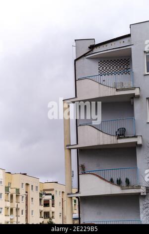 POZNAN, POLOGNE - 25 décembre 2020 : immeuble d'appartements avec balcons dans le quartier de Stare Zegrze Banque D'Images