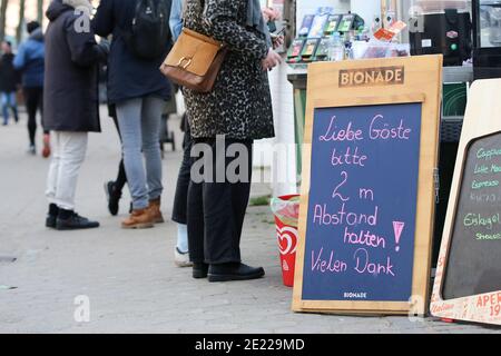 Hambourg, Allemagne. 10 janvier 2021. « Ear guests, veuillez garder une distance de 2 m ! » Est écrit sur une planche sur un chemin de la plage d'Elbe à Hambourg-Övelgönne. Crédit : Bodo Marks/dpa/Alay Live News Banque D'Images