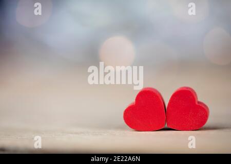 Valentines Day background avec deux coeurs rouges Banque D'Images