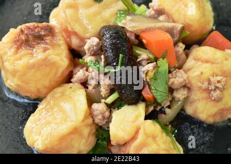 tofu aux œufs frits avec tranche de champignons émincée au porc dans la sauce aigre-douce sur l'assiette Banque D'Images