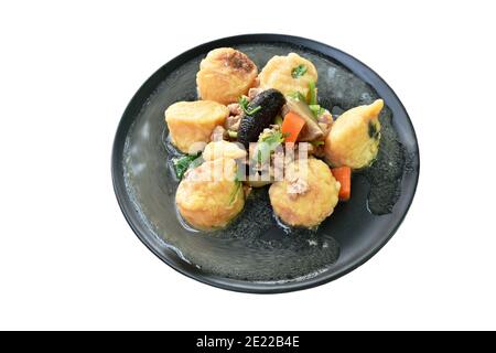 tofu aux œufs frits avec tranche de champignons émincée au porc dans la sauce aigre-douce sur l'assiette Banque D'Images