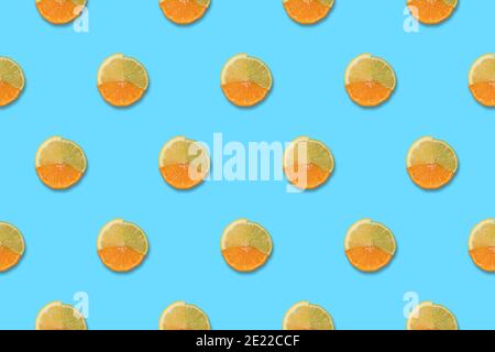 Motif de tranches de citron, d'orange et de citron vert sur fond bleu. Concept d'été ou de printemps très tendance. Banque D'Images