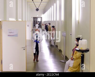 11 janvier 2021, Saxe, Leipzig: À l'hôpital universitaire de Leipzig, le personnel médical à risque particulier est vacciné contre le coronavirus dans une clinique externe de vaccination spécialement établie. À l'hôpital universitaire, les salles de classe des étudiants ont été converties en clinique externe de vaccination interne. Actuellement, jusqu'à 330 membres du personnel médical en danger de disparition sont vaccinés contre le coronavirus ici. Le personnel hospitalier est disposé à se faire vacciner au-dessus de la moyenne. Il y a actuellement plus de demandes de rendez-vous de vaccination que ce qui peut être offert à l'heure actuelle Banque D'Images