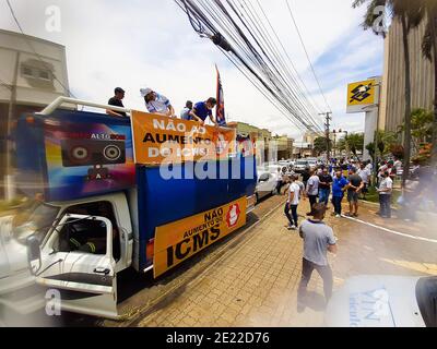 Campinas, Brésil. 11 janvier 2021. Paralysie contre le gouverneur João Doria à la suite de l'augmentation du CIMS dans l'une des régions les plus fréquentées de la ville, sur les avenues Governador Pedro de Toledo et AV Alberto Sarmento à Campinas intérieur de São Paulo. Crédit : Therson Mehl/FotoArena/Alay Live News Banque D'Images