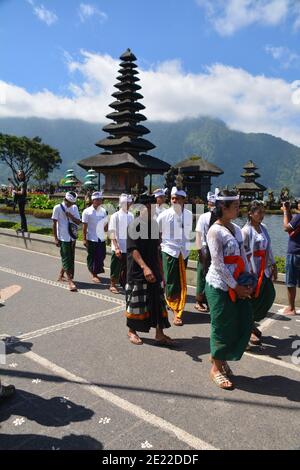 Un groupe de personnes priant au temple de Pura Ulun Danu Batur lors de la cérémonie religieuse annuelle à Ulun Danu Batur, Bedugul, Indonésie. Banque D'Images