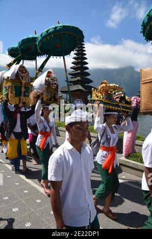 Un groupe de personnes priant au temple de Pura Ulun Danu Batur lors de la cérémonie religieuse annuelle à Ulun Danu Batur, Bedugul, Indonésie. Banque D'Images