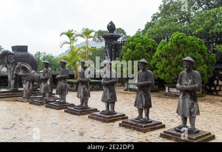 Sculpture de granit gris Khai Dinh Tombeau royal à Hue, Vietnam. Sculptures honorent garde de pierres gardes du corps mandarins éléphants et chevaux Banque D'Images